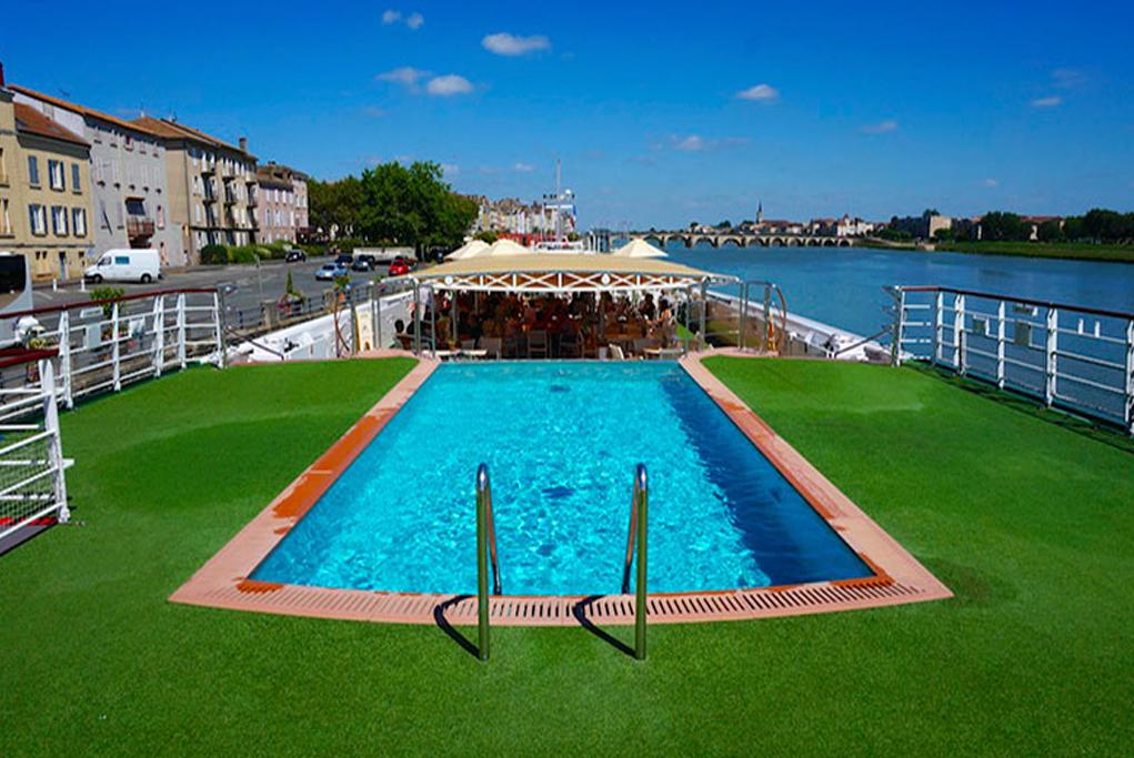 Piscina y bar A-Rosa Stella