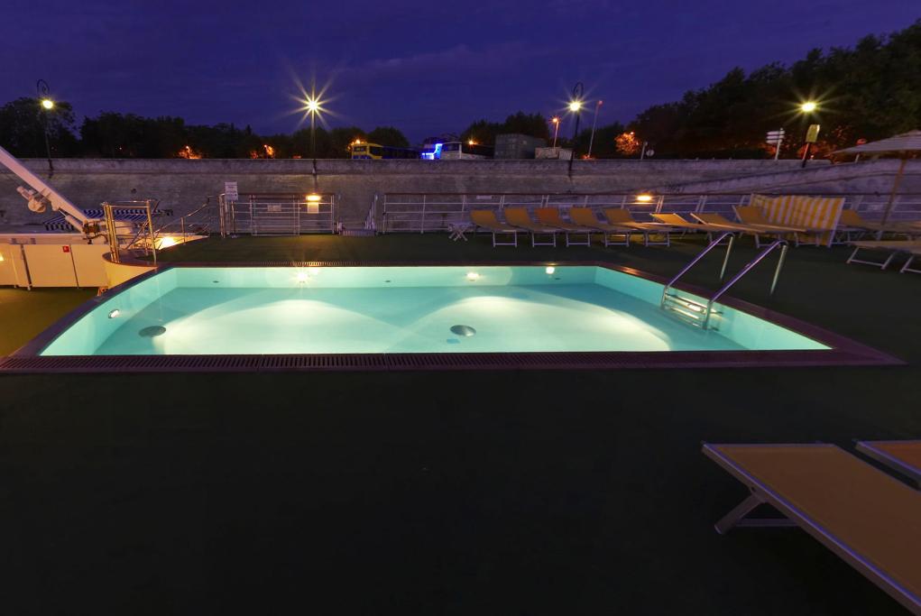 Piscina por la noche A-Rosa Stella