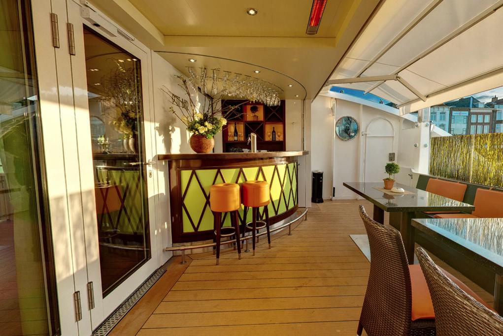 Bar exterior A-Rosa Aqua