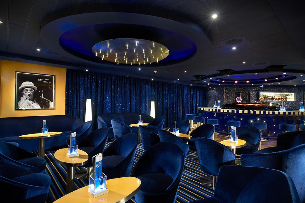 Piano-Bar Carnival Breeze