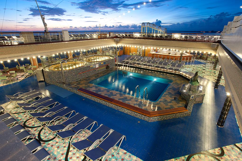 Piscina por la noche Carnival Liberty