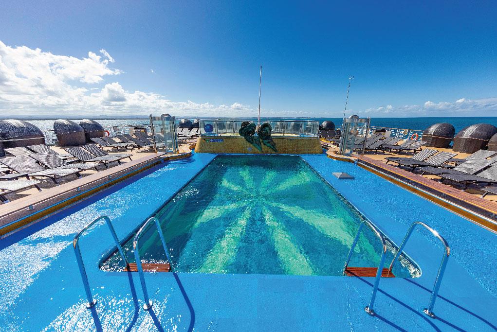 Piscina Serenity Carnival Luminosa