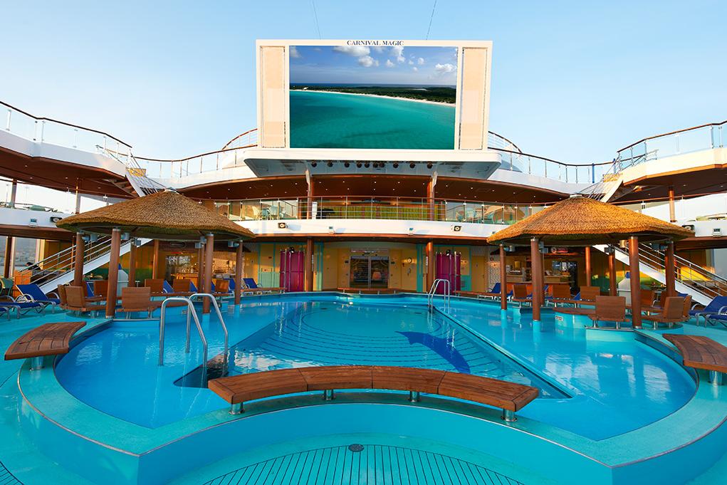 Cine y piscina Carnival Magic