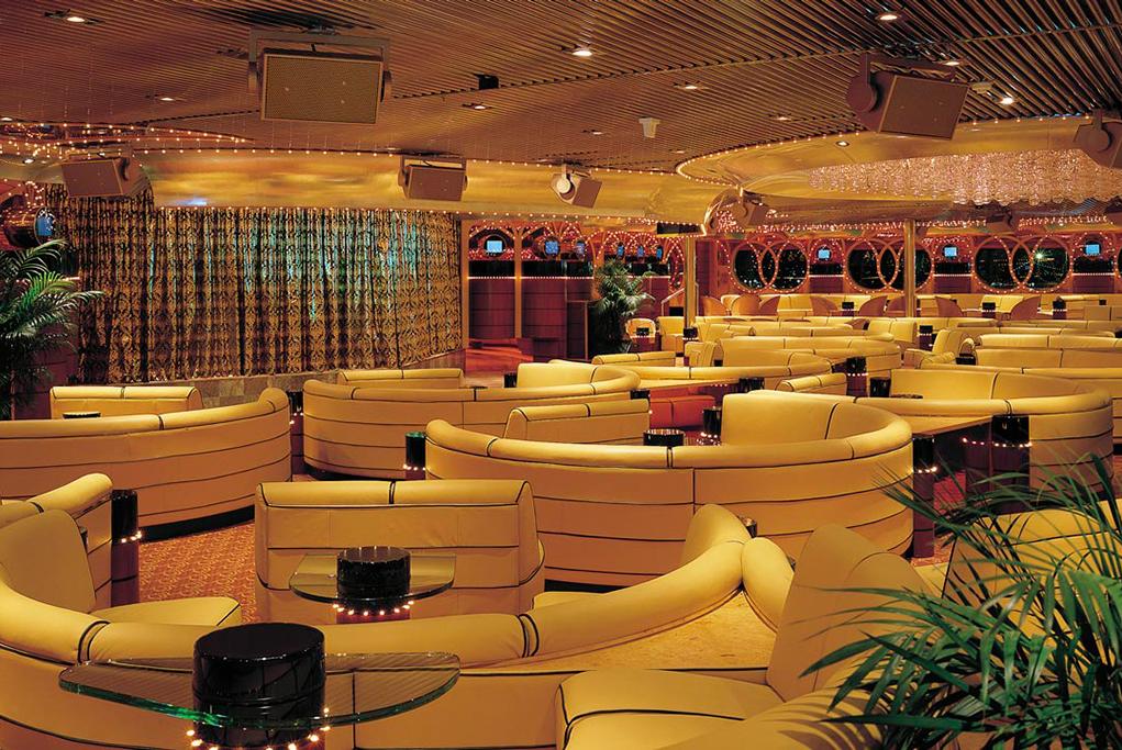 Lounge-Queen-Mary Carnival Paradise