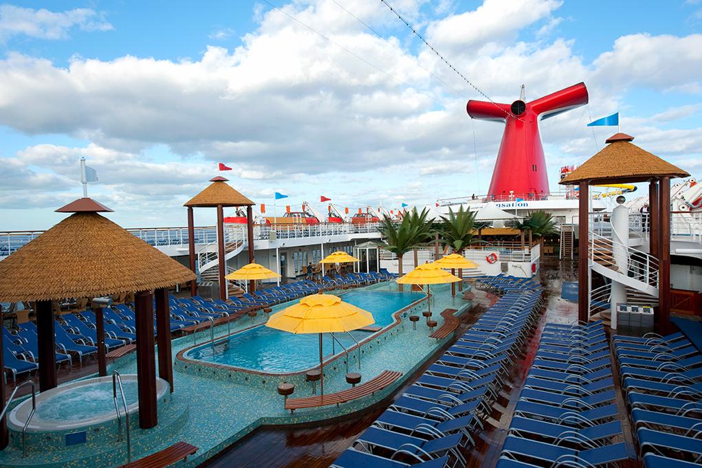 Piscina y tumbonas Carnival Sensation