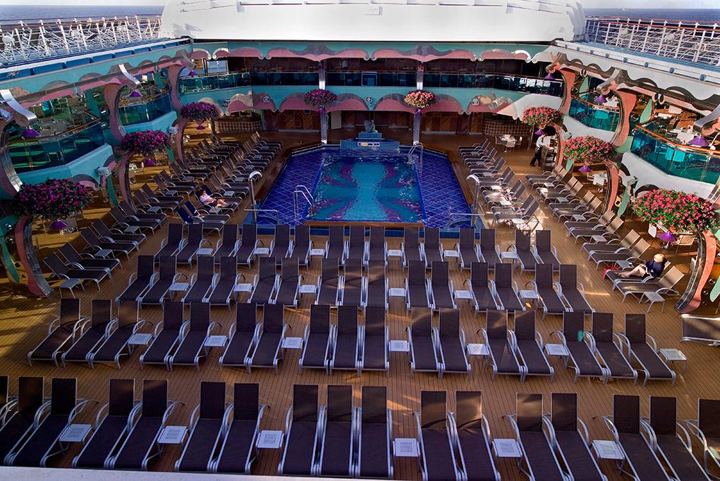 Piscina y tumbonas Carnival Splendor