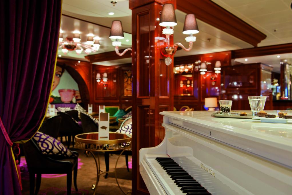 Coffee and Chocolate Costa NeoRomantica