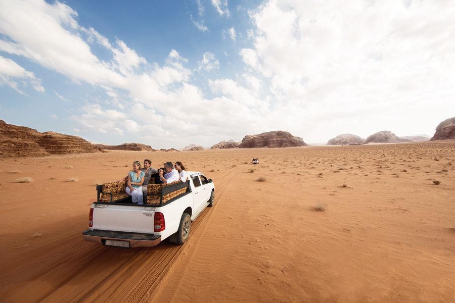 Camarote Visitas en bicicletas, jeep y zodiaks - MS Europa