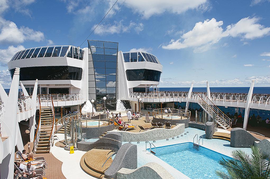 Piscina central MSC Divina