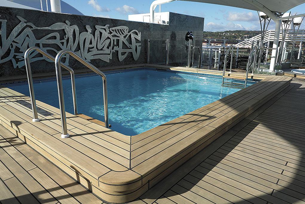 Yacht Club The One Pool MSC Fantasia