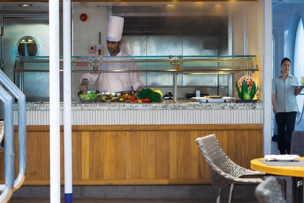 Camarote Pool Grill - Silver Cloud Expedition