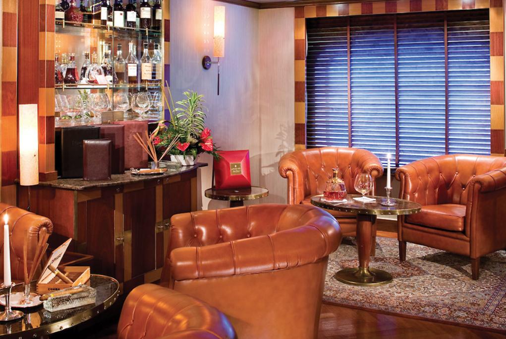 Connoisseur Corner Silver Whisper