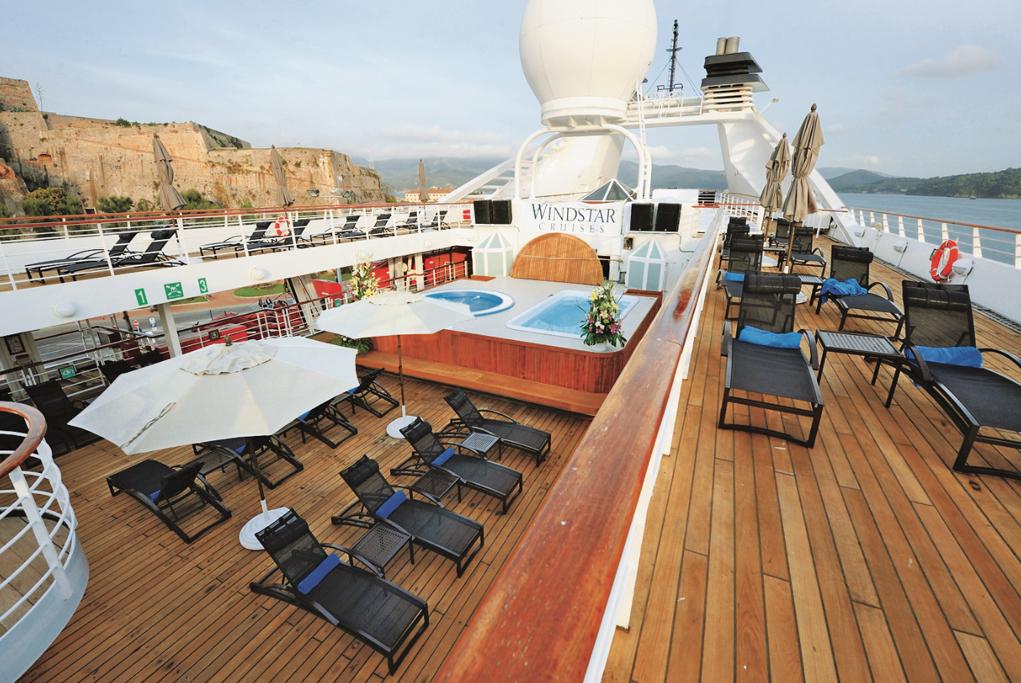 Piscina y tumbonas Star Pride