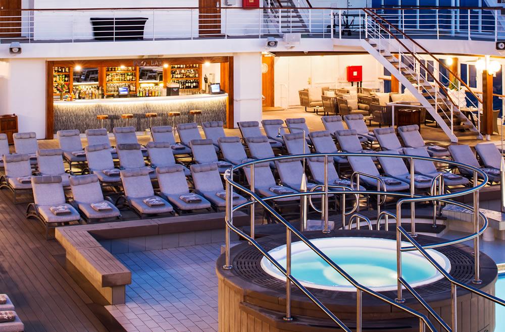 Pool Bar y jacuzzi Azamara Pursuit