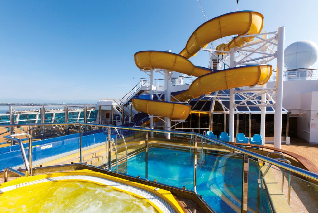 Camarote Piscinas y toboganes todo el año - Costa Favolosa