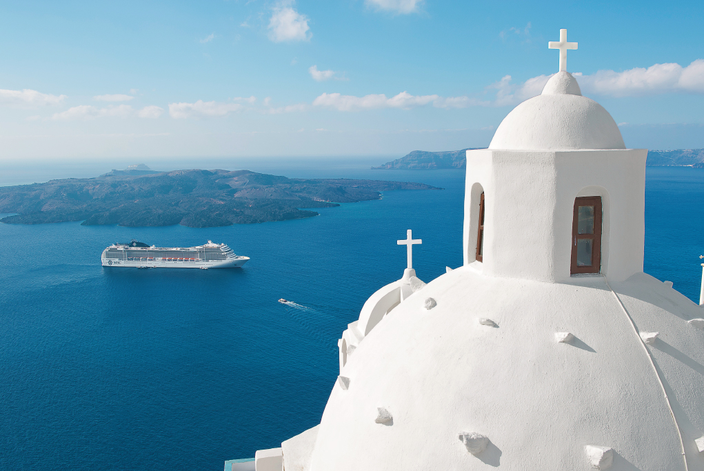 Msc Musica navegando en Santorini